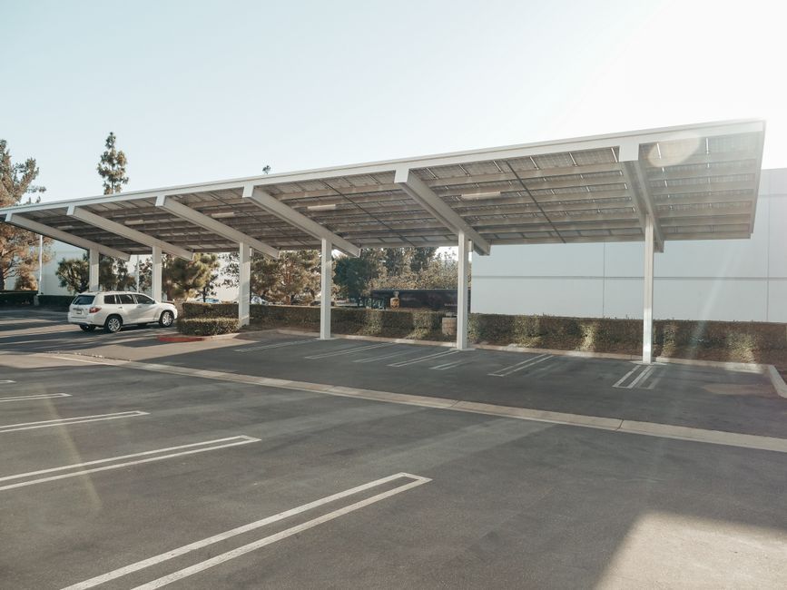 Hangar photovoltaïque 2026 : revenus side-hustle freelance